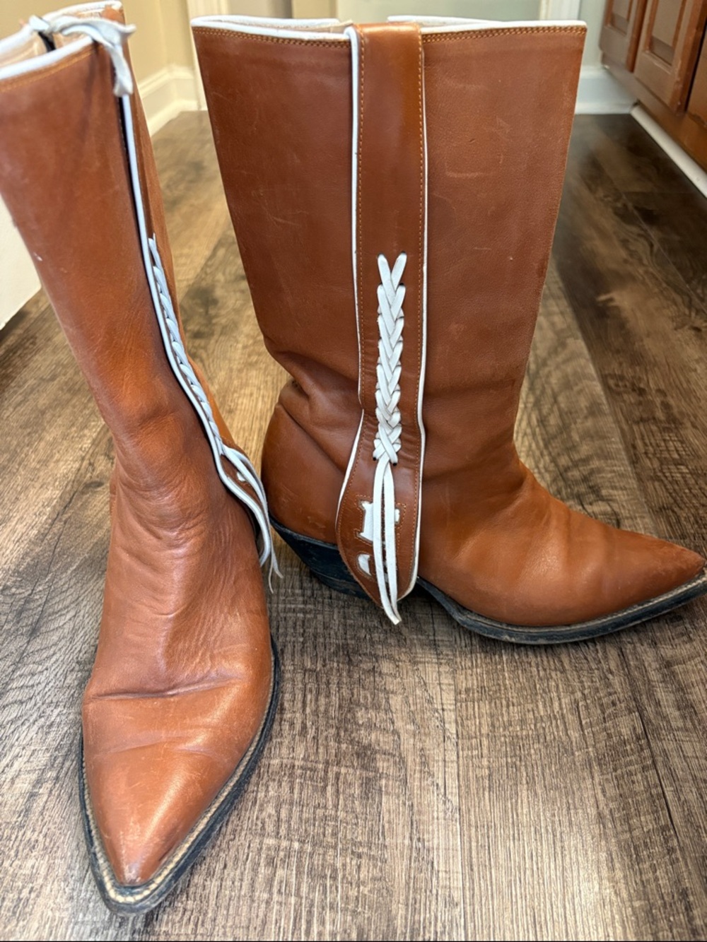 El Alacrán Botas y Botines Brown Leather Cowboy Western Boots w white braiding